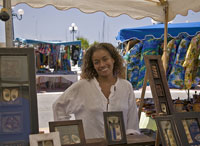 Marktfrau mit eigenem Kunsthandwerk