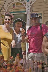 Raymonde, Renate und Helmut bei der Rumprobe