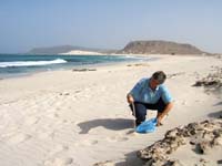 Renate sammelt Sand von Boa Vista