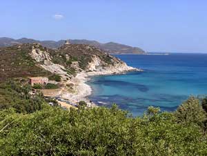 türkisfarbenes Wasser und weißer Sandstrand auf Sardinien