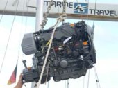 Der Yanmar "fliegt" ein