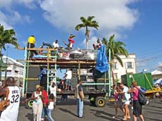 Der grüne Abhänger liefert die Energie für die riesigen Lautsprechertürme