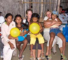 Marja und Renate beim Kinderknuppeln