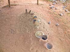 Ein Kuna-Grab mit tönernem Essgeschirr