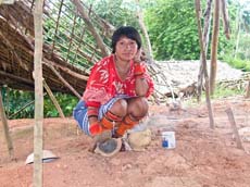 Pablos Frau am Grab der Eltern