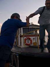 Der Lotse kommt an Bord